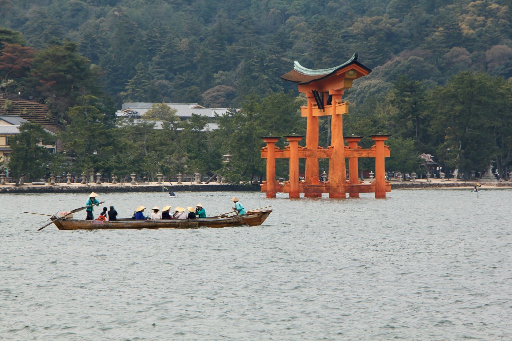 02-The great Torii of Itsukushima-jinja.jpg